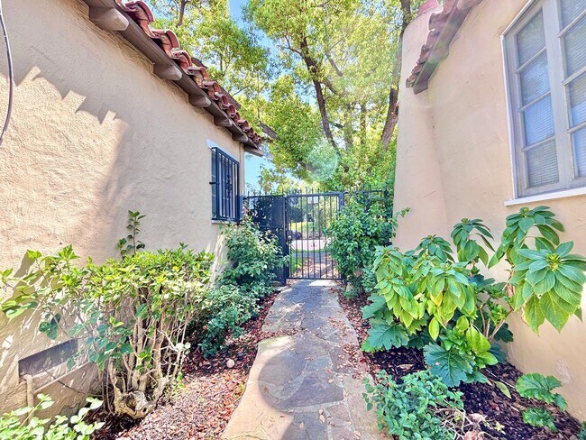 Building Photo - 3945 1/2 Lowell Ave