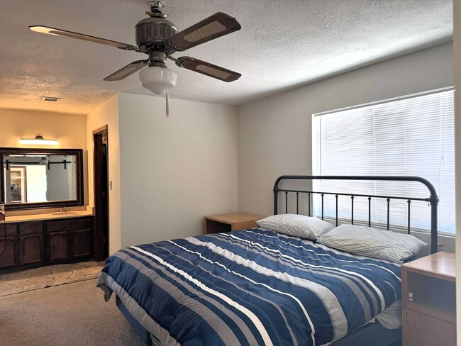 Building Photo - 3 BEDROOM HOME IN TIERRA MESA!