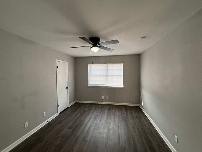 Building Photo - 3128 Sunset Dr