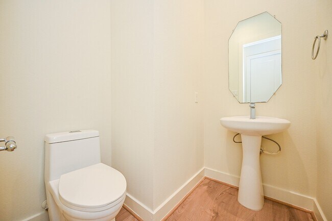 Building Photo - 1106 Fuschia Rd