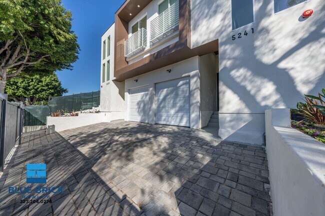 Building Photo - 5241 Huntington Dr N