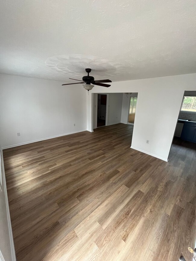 Building Photo - *Move-In Ready* 4 Bedroom 2 bath, Remodele...