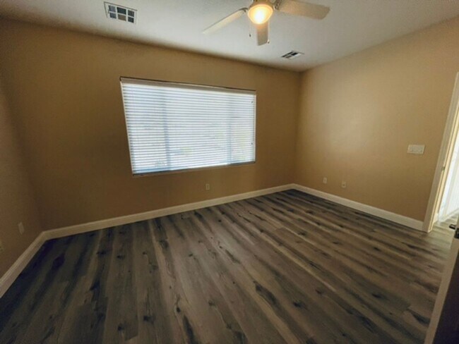 Building Photo - Charming 3 Bedroom in 55+ Solera, Laminate...