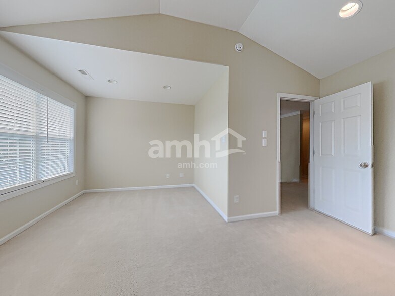 Building Photo - 1641 Silver Oak Ln