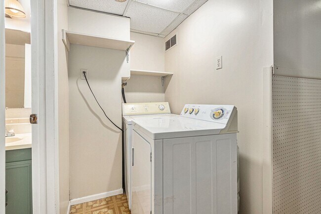 Building Photo - Updated 4-Bedroom Home in Village East – Available Now!