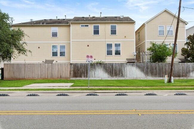 Building Photo - 1211 Ennis St