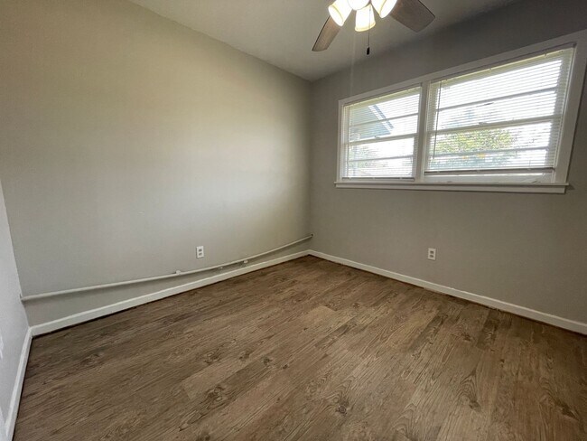 Building Photo - Cozy 3 bed 1 bath with quick access to Loop & I27!