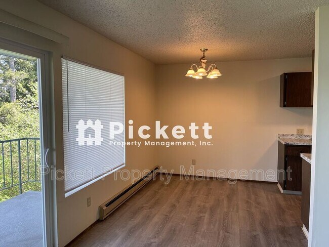 Building Photo - 924 Shorewood Dr