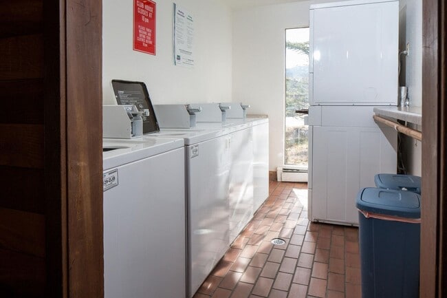 Building Photo - Available now!  Year lease!   Three Bedroo...
