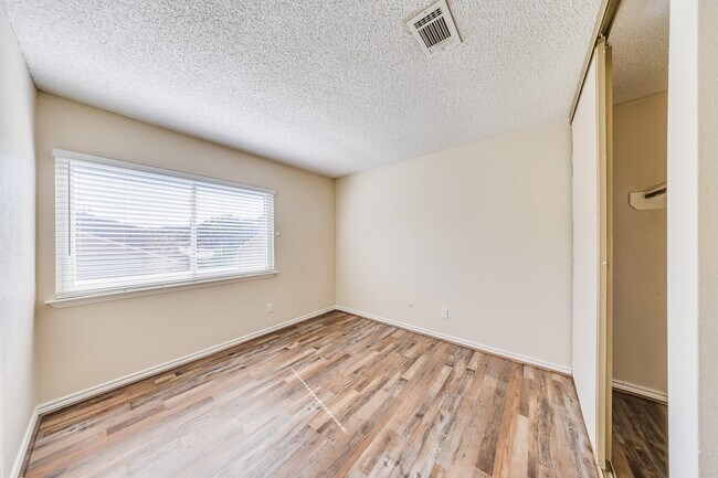 Building Photo - 2391 Crescent Park Dr