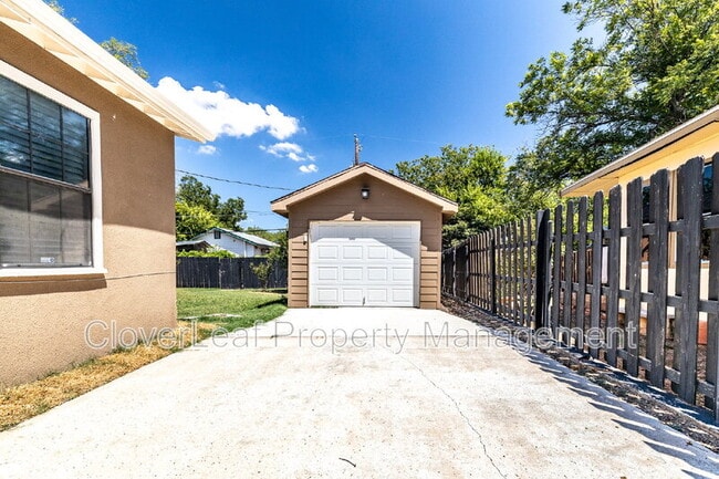 Building Photo - 2423 W Huisache Ave