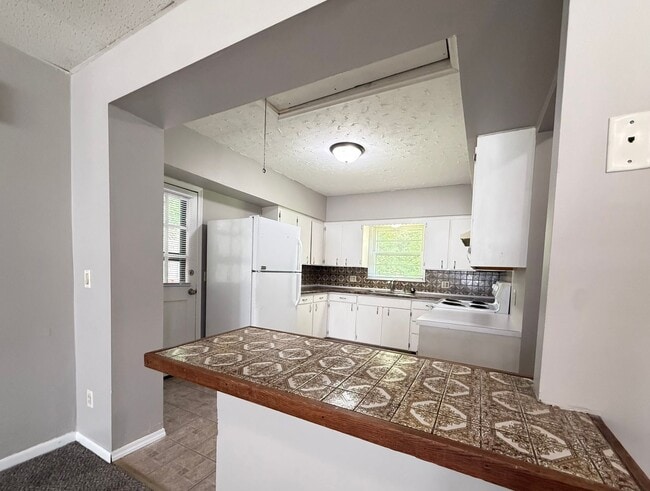 Building Photo - Easy to Maintain 2 Bed Home with Attached Garage
