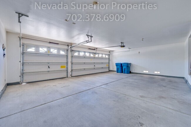 Building Photo - SE Single Story 3 Bedroom Home!!! Low Main...