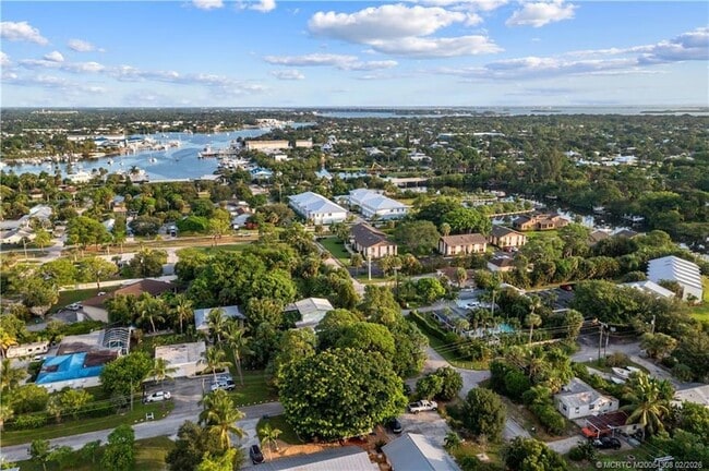 Building Photo - 4885 SE Capstan Ave