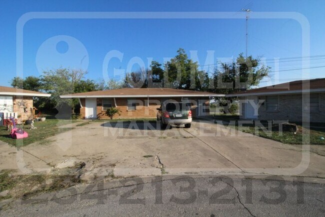Primary Photo - 801 Pecan Cir