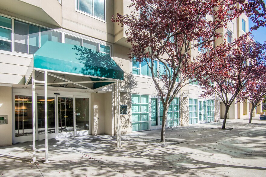 Building Photo - 220 Lombard St