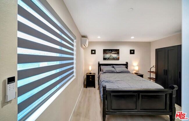 Building Photo - 5843 Vanalden Ave