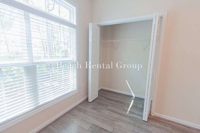 Building Photo - 3 Bedroom End Unit w/ Screened-In Balcony
