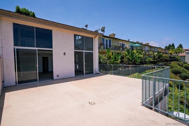 Building Photo - 2544 Navarra Dr