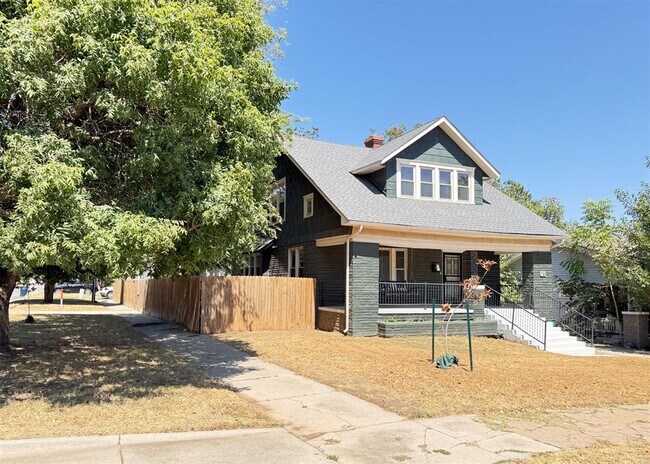 Building Photo - 1741 W Park Pl