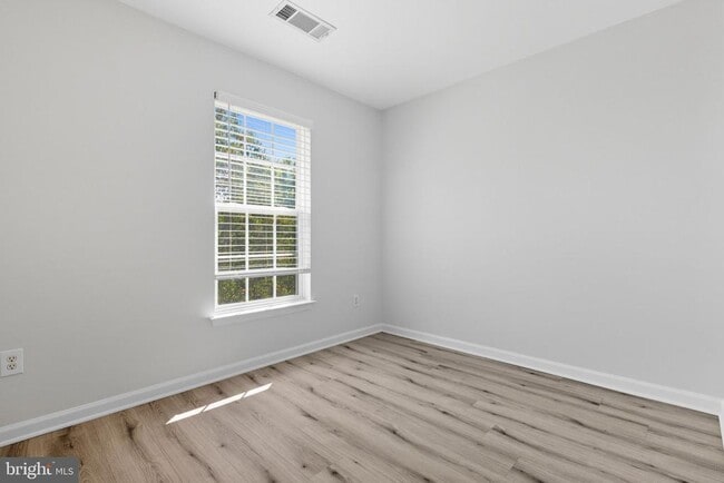 Building Photo - 43742 Tolamac Dr