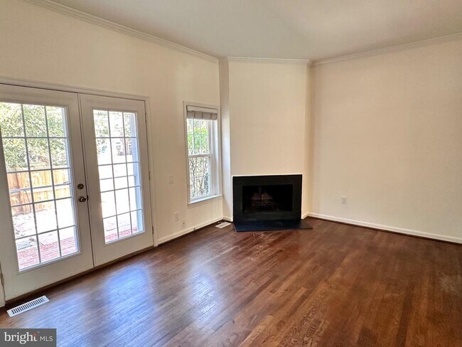 Building Photo - 915 Portner Pl