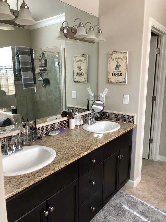 Master vanity - 3432 La Solana Ave