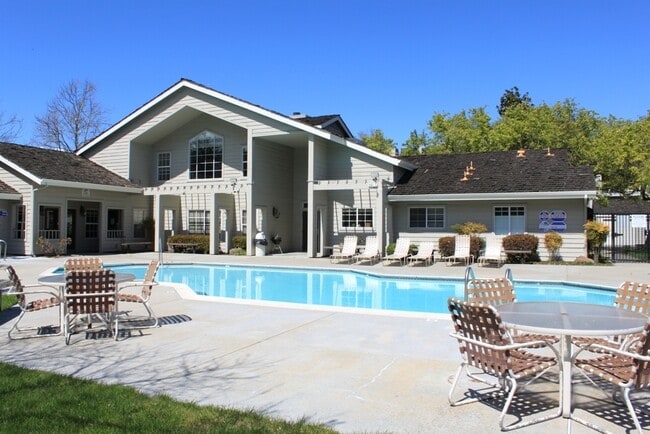 Building Photo - GORGEOUS AND SERENE Private 2BD/2BA Pleasa...
