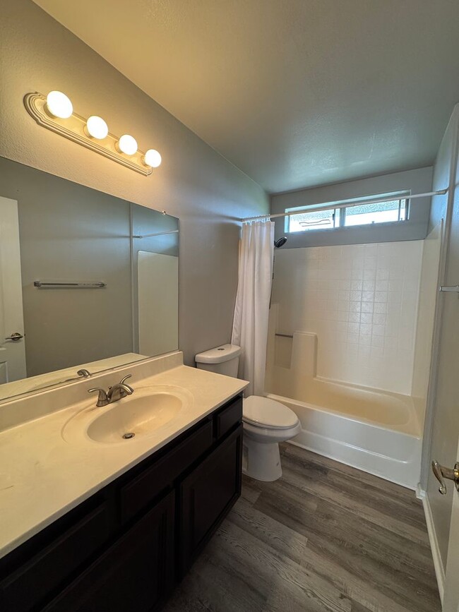 Building Photo - Beautiful 3bd 2.5 bath townhome