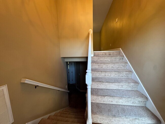 Building Photo - 1727 Thistlewood Dr
