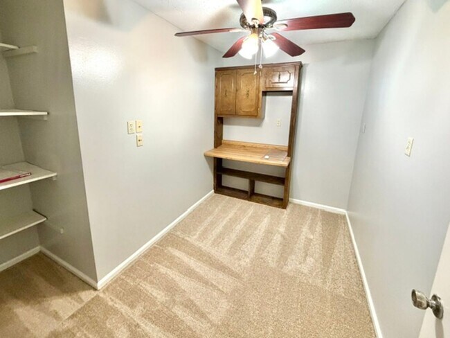 Building Photo - 5712 Robin Hop Ln