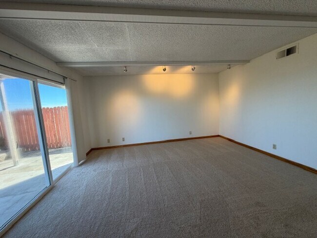 Building Photo - Gorgeous 4 Bed 3 bath