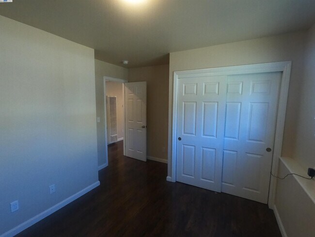 Building Photo - 279 Estabrook St