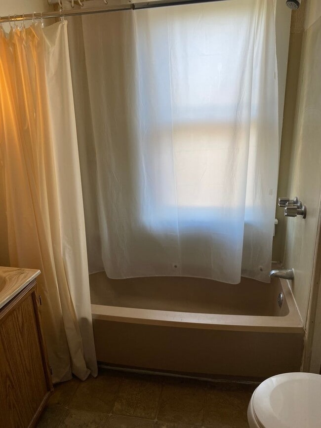 Building Photo - Two Bedroom House in Alton