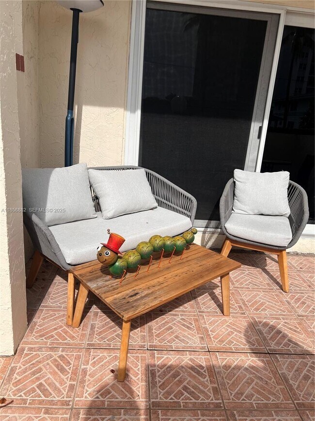 Building Photo - 400 N Riverside Dr