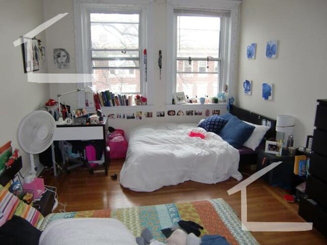 Building Photo - BU East Massive 2 bed flat Near St Mary  Hurry for this one  Be gone by March!