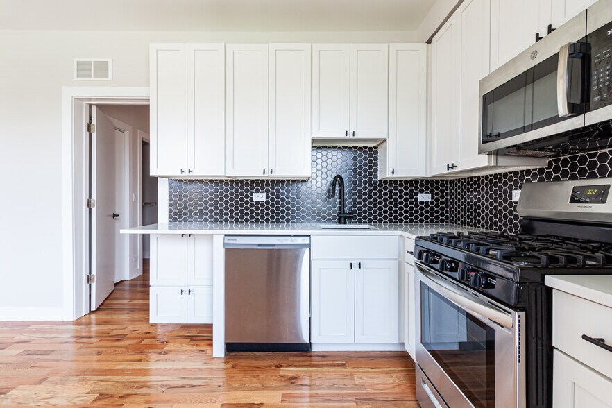 Building Photo - 645 W Wrightwood Ave