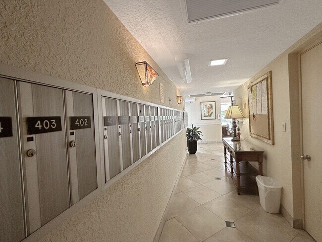 Building Photo - 535 Oaks Dr