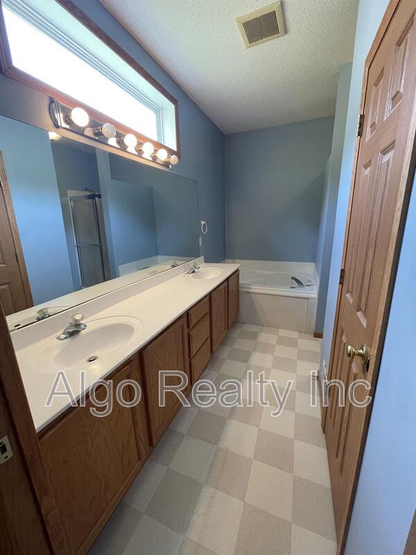 Building Photo - 1694 Oakbrooke Ct