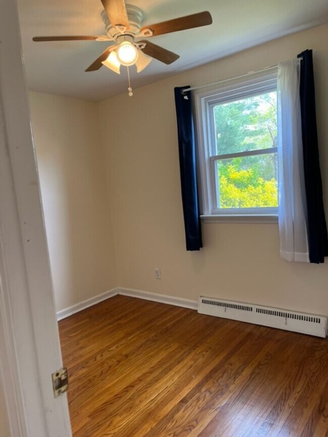 Building Photo - 3 bedroom 2 bath house Rent  -----------Linwood  $2500