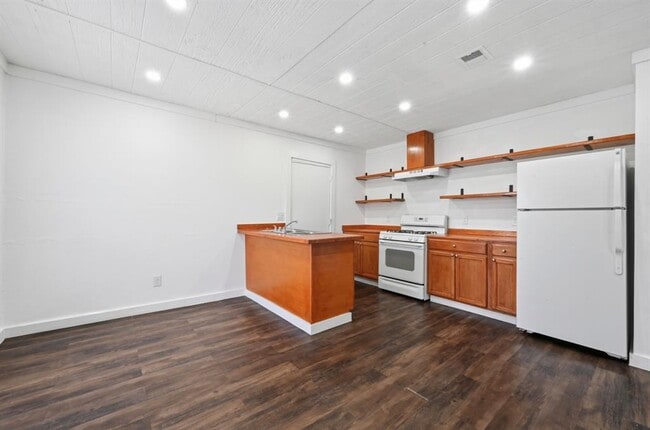 Building Photo - 5104 Spruce Cove