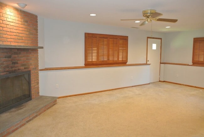 Building Photo - 302 Westwood Rd
