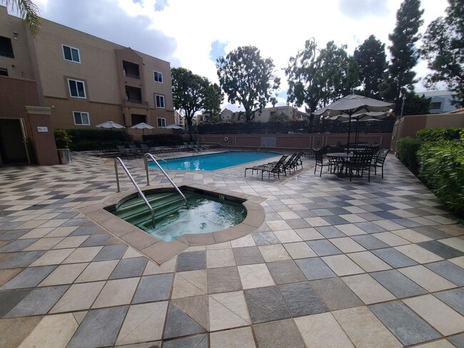 Building Photo - 1 bed 1 bath in UTC with great amenities Pool, hot tub, gym, underground parking.