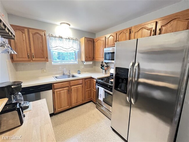 Building Photo - 6 Venice St