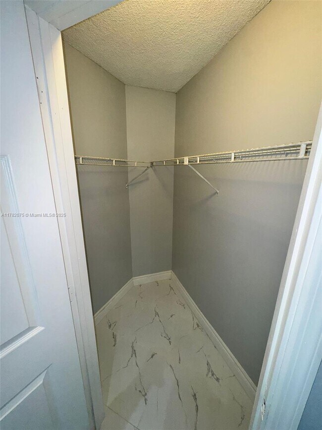 Building Photo - 215 Lake Pointe Dr