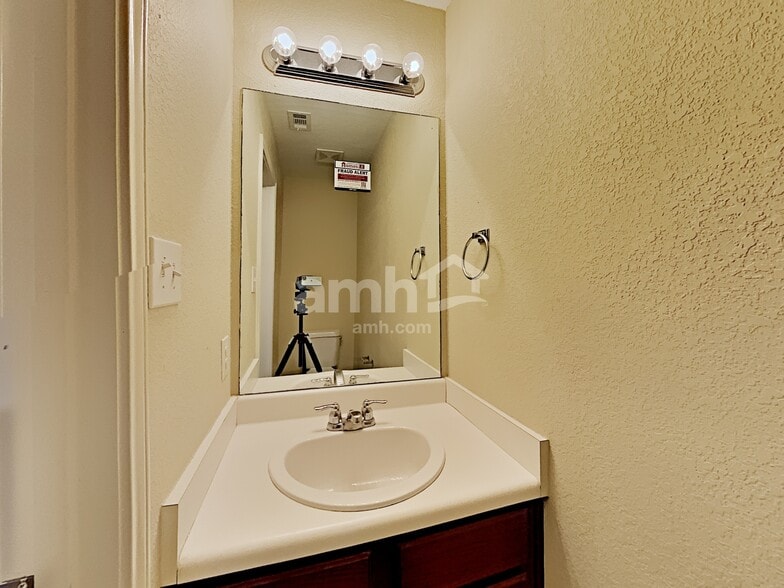 Building Photo - 455 Dolly Dr