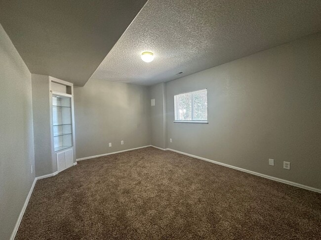 Building Photo - 5 Bedroom In Constitution Hills