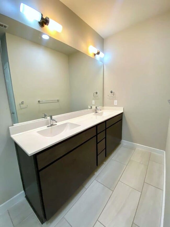 Building Photo - Beautiful Home Move in Ready Located minutes from Southtown!