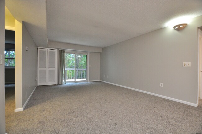 Building Photo - 710 Twin Circle Dr