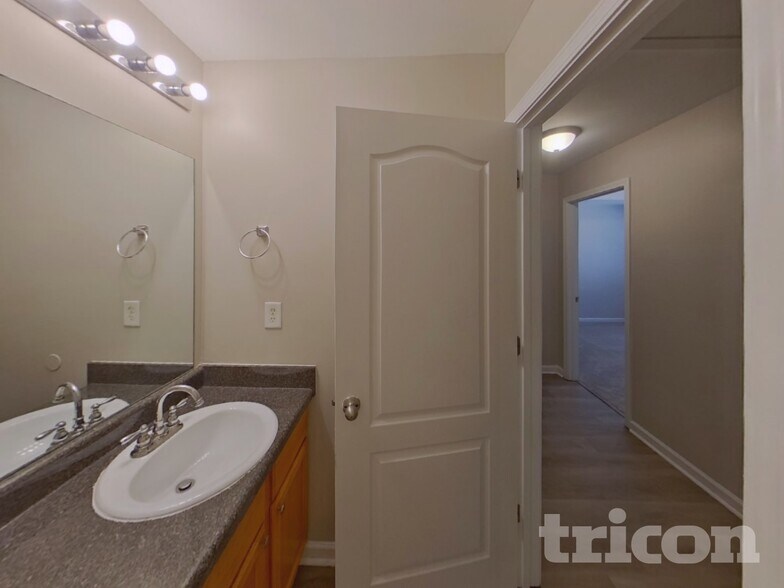 Building Photo - 11051 Southwood Dr